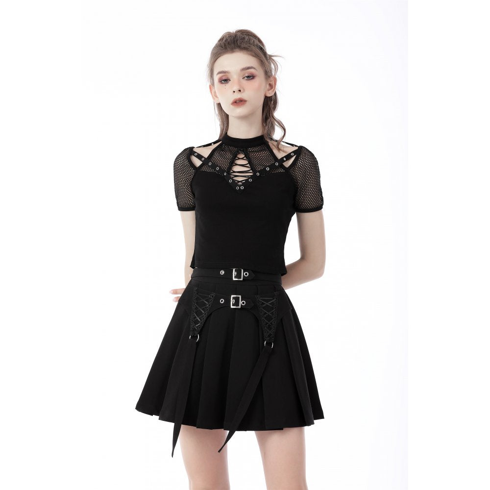 Schwarzer Faltenrock mit Corset-Schnürdetails, integrierten Straps und silbernen Metallschnallen – ausdrucksstarkes Gothic- und Bondage-inspiriertes Club- und Partyoutfit mit modernem Twist.