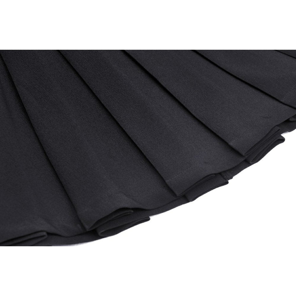 Schwarzer Faltenrock mit Corset-Schnürdetails, integrierten Straps und silbernen Metallschnallen – ausdrucksstarkes Gothic- und Bondage-inspiriertes Club- und Partyoutfit mit modernem Twist.