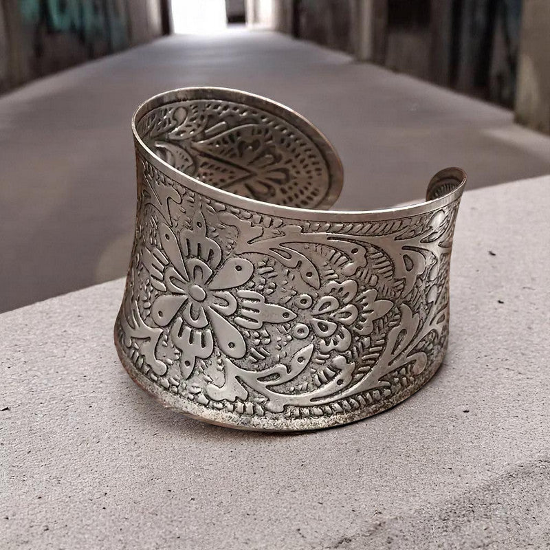 Armreif in Silberoptik mit Blumen und Ornamenten - mysecretkey