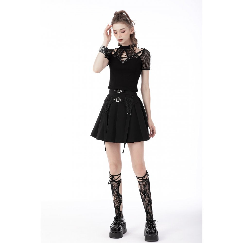 Schwarzer Faltenrock mit Corset-Schnürdetails, integrierten Straps und silbernen Metallschnallen – ausdrucksstarkes Gothic- und Bondage-inspiriertes Club- und Partyoutfit mit modernem Twist.