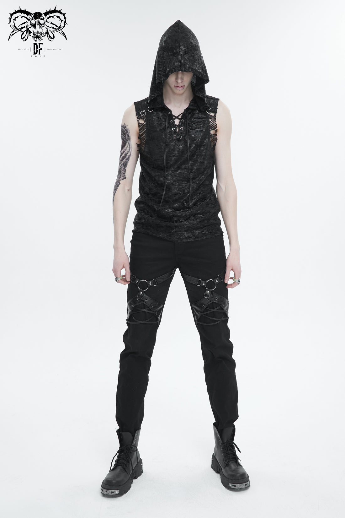 Devil Fashion Ridley Top am Modell kombiniert für einen modernen Punk-Gothic Look.