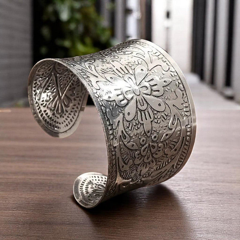 Armreif in Silberoptik mit Blumen und Ornamenten - mysecretkey