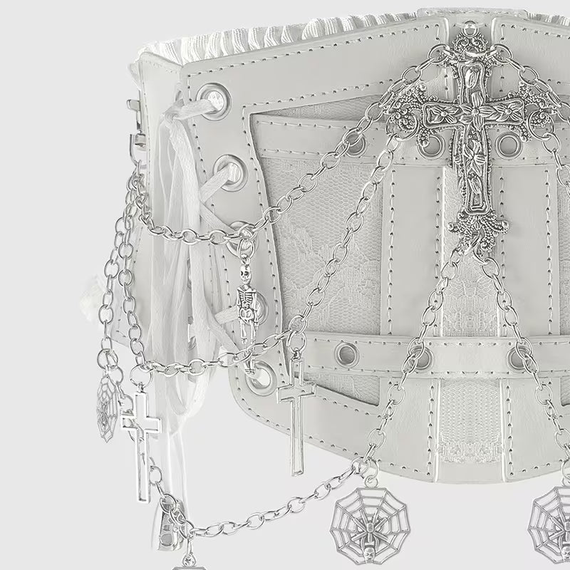 Fokus auf die hochwertige Spitze und die silberfarbene Hardware des Gürtels