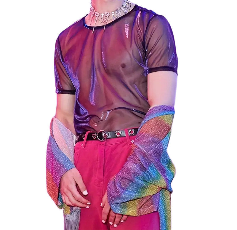 Stylisches Statement-Piece – Irisierendes Shirt im Tageslicht