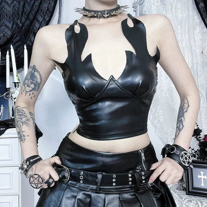 Schwarzes PU-Leder Cami-Top von Kobine mit auffälligem Flammen-Ausschnitt und Nieten-Choker.
