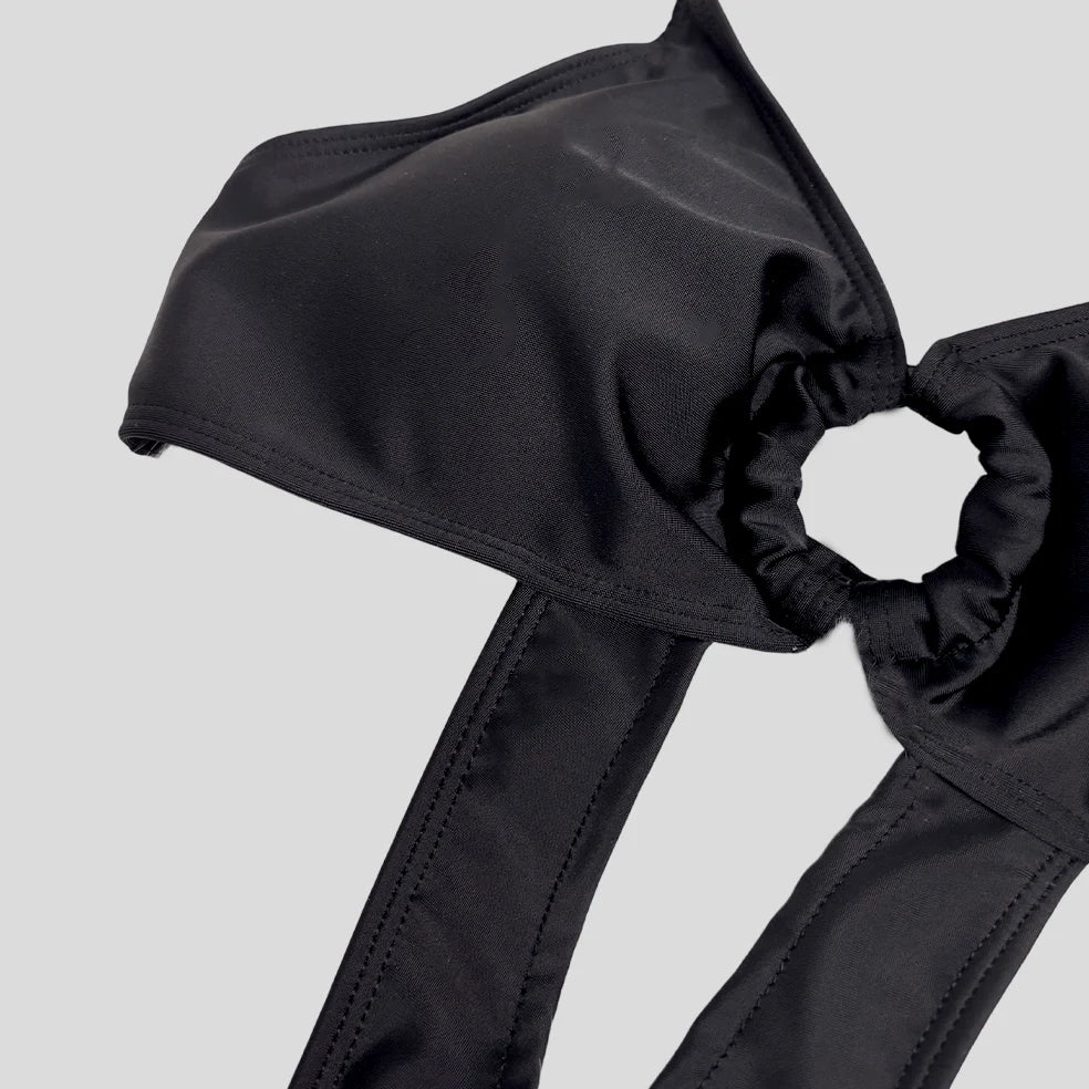Der Kobine Ring-Monokini perfekt inszeniert als Body-Ersatz für alternative Festivals und Raves