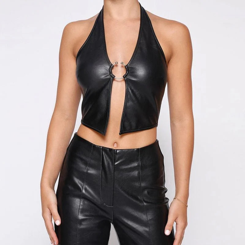 Ärmelloses schwarzes Kunstleder Crop Top Emily von QR Garment mit silbernem Front-Metallring.