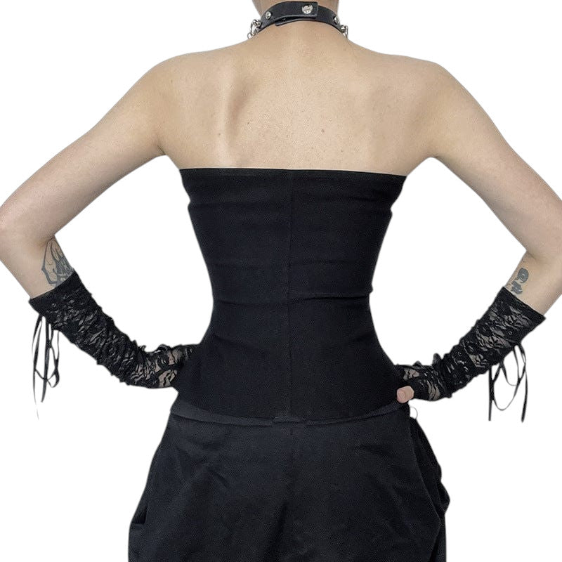 Schwarzes Punk-Bustier mit verstellbaren Trägern, Schnallen und Kunstleder-Details an einem weiblichen Model getragen. Rückansicht