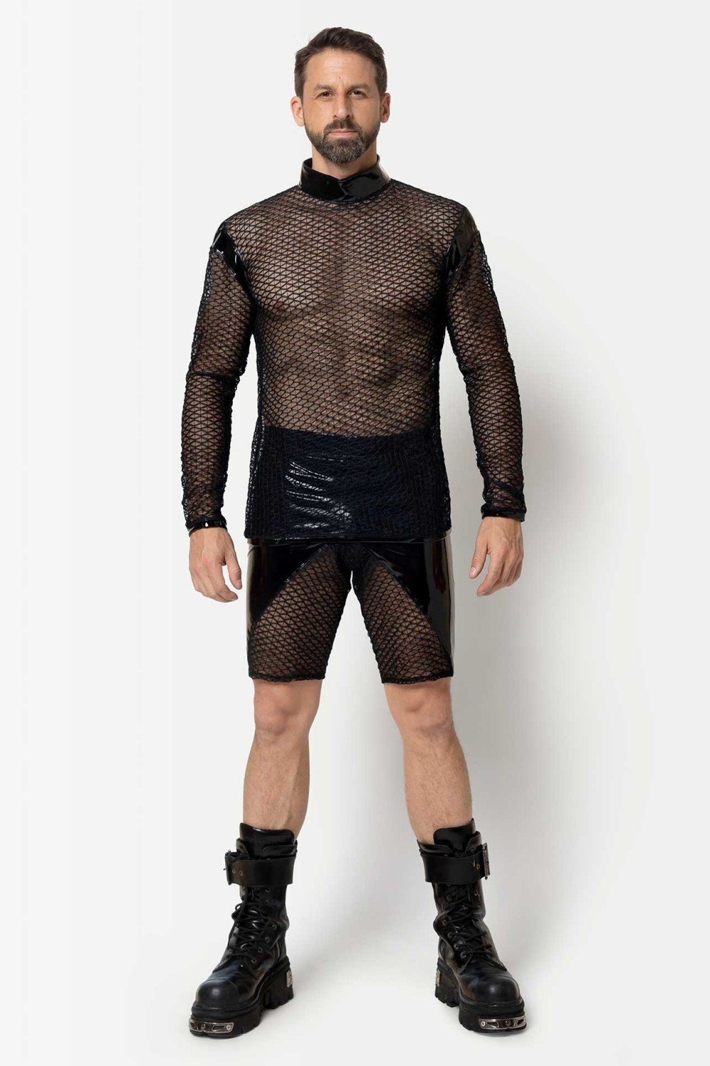 Stilvolles Fetisch-Outfit bestehend aus der glänzenden Patrice Catanzaro Leif Vinyl-Radlerhose getragen im Set mit dem passenden Leif Herren-T-Shirt