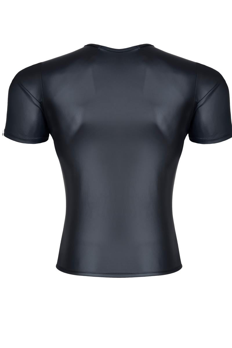 Die figurnahe Rückansicht des hochelastischen Clubwear-Shirts betont die maskuline Silhouette optimal.