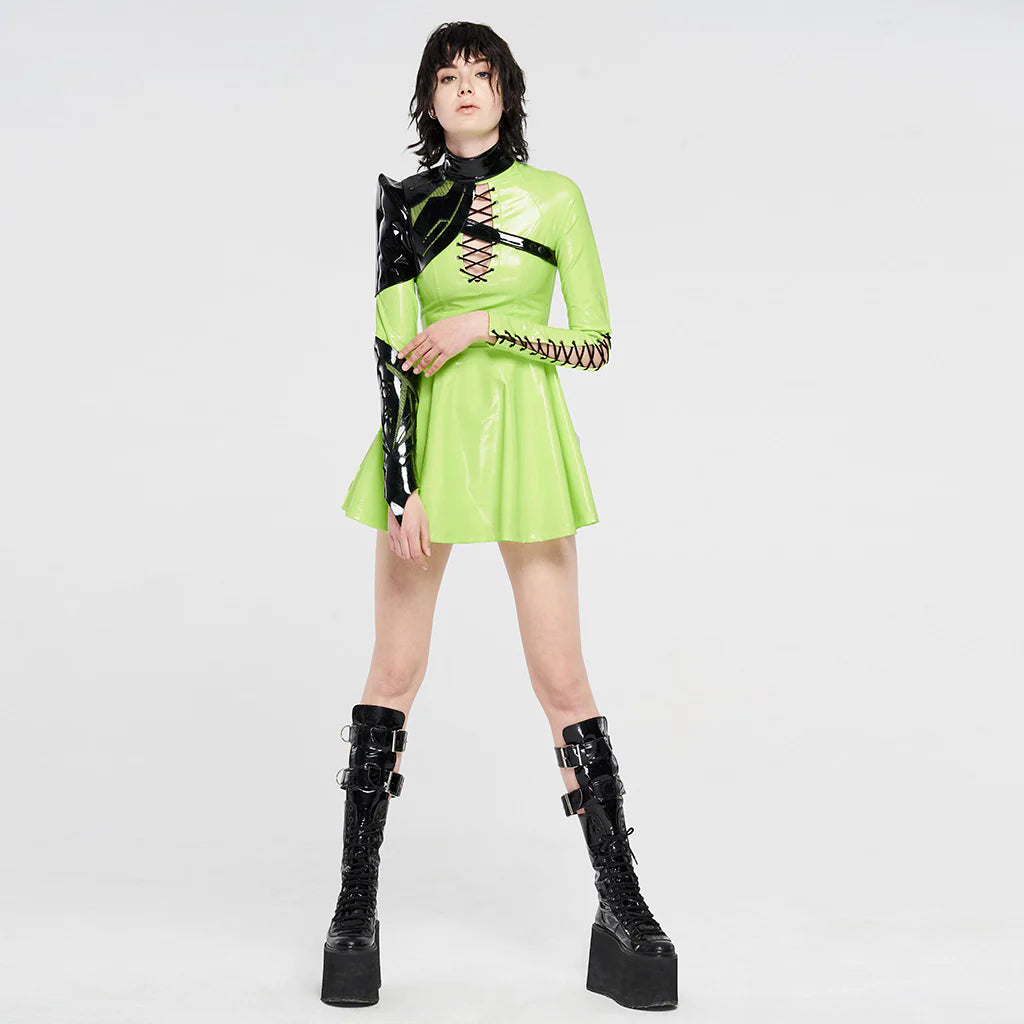 Ausgestelltes Minikleid in glänzender Lack-Optik für Cyber-Gothic Styles