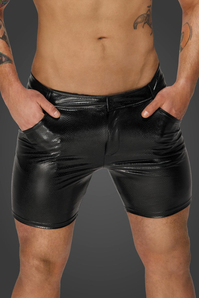 Mittellange schwarze Herren Wetlook Bermuda-Shorts H068 von Noir Handmade mit geprägtem Schlangenmuster.