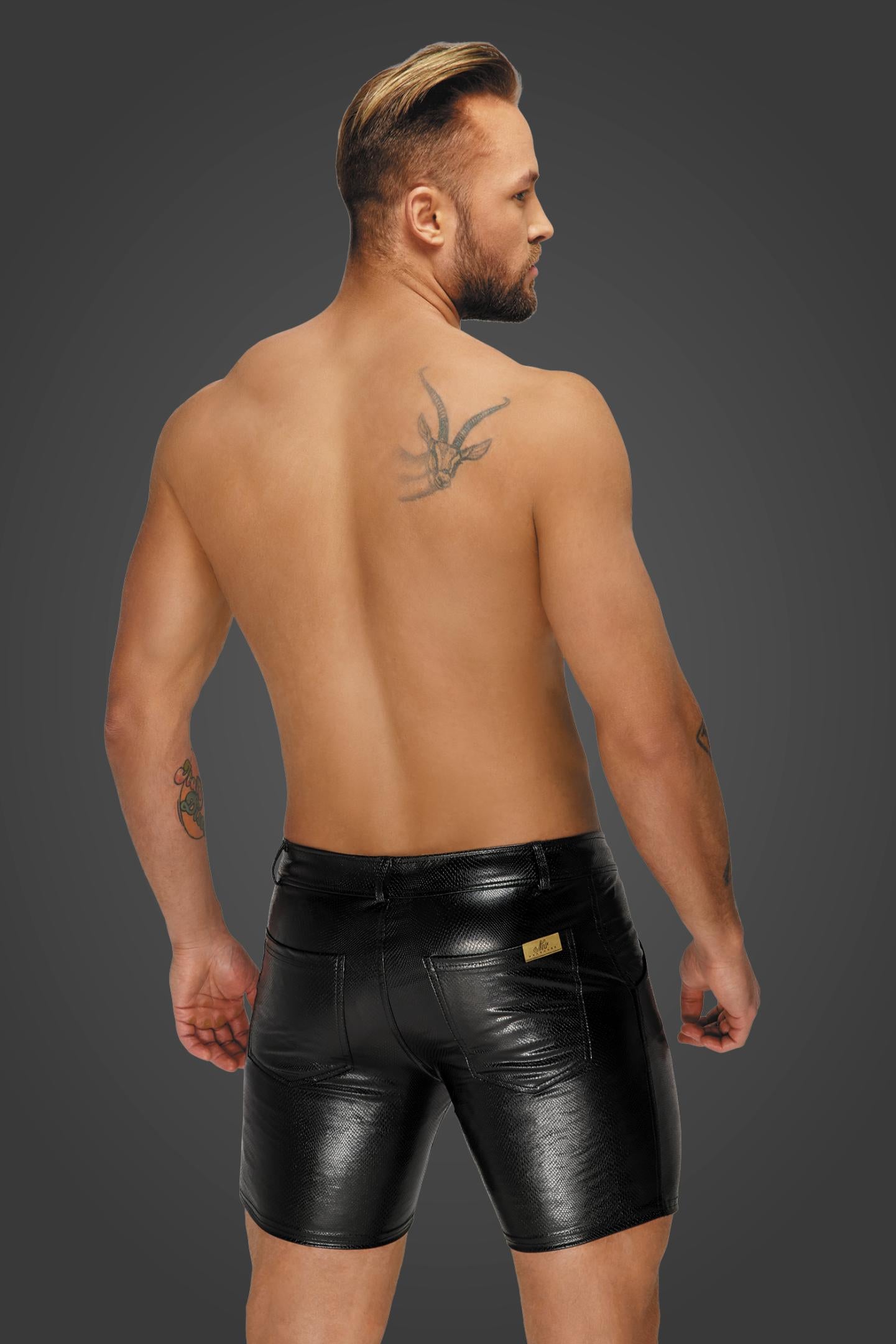 Nahaufnahme der fühlbaren Schlangen-Oberfläche und der glänzenden Polymer-Beschichtung der Clubwear-Shorts.