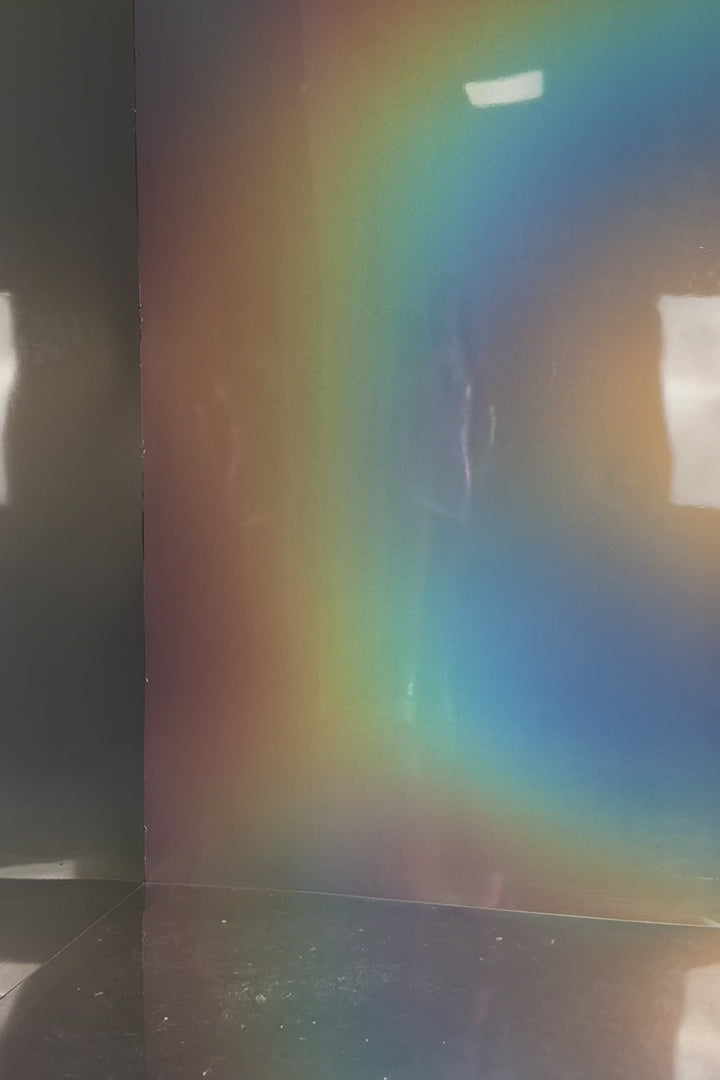 Frau im silbernen Hologramm Minikleid mit seitlicher Raffung, Herz-Cutout im Dekollté Bereich und Handschuhen