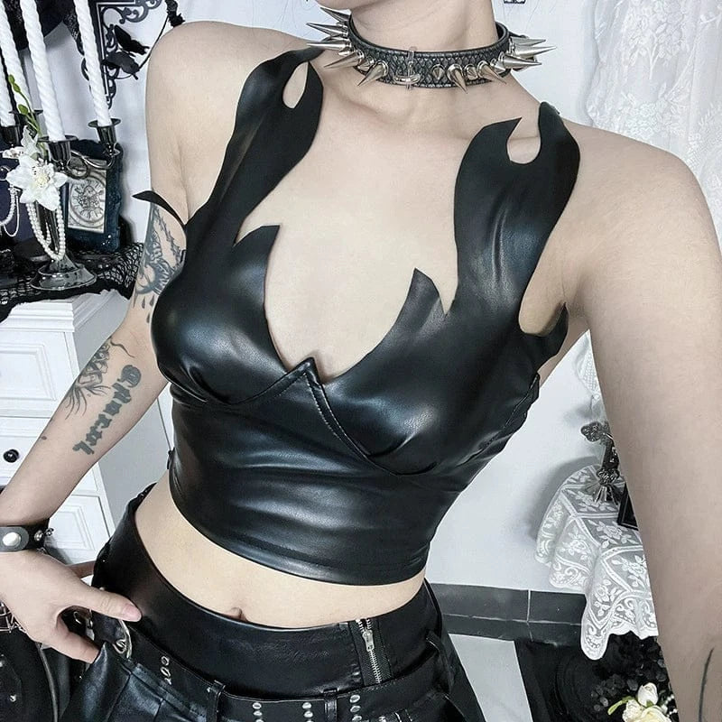 Detailaufnahme des Flammen-Designs und der Materialstruktur des schwarzen Gothic-Leder-Tops.