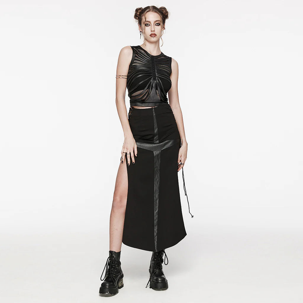 Model-Ansicht des ärmellosen Kurz-Tops – perfekt kombinierbar für Metal-Festivals.