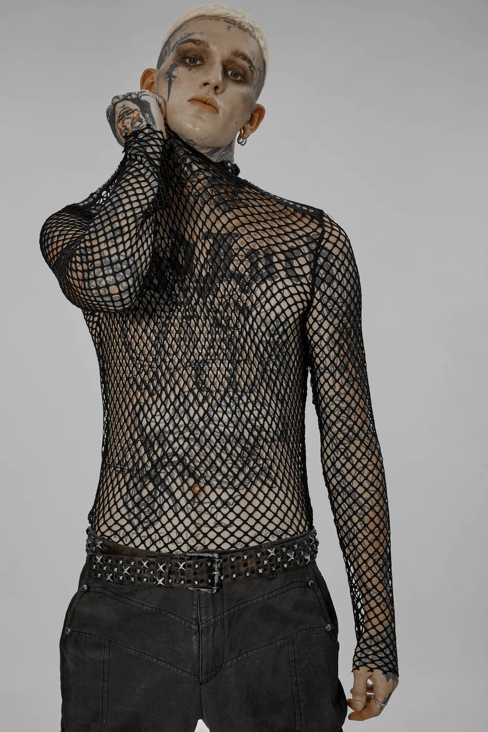 Detailansicht des grobmaschigen Rhombus-Mesh-Gewebes für einen edgy Gothic-Style.