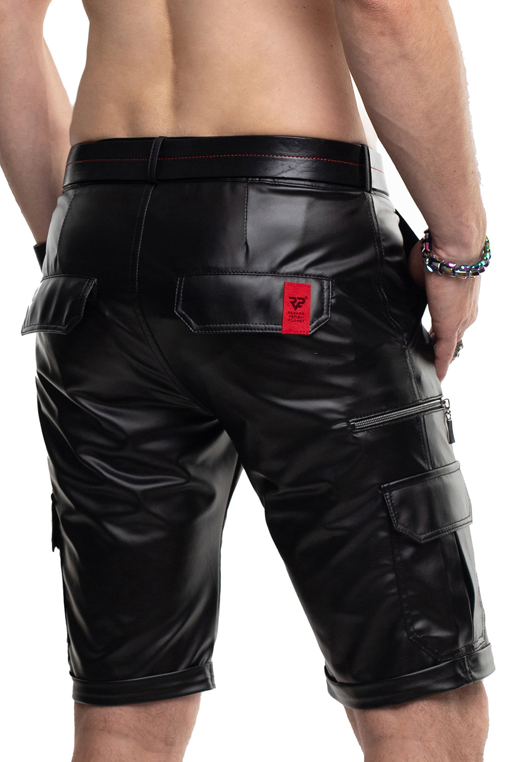 Rückansicht der Shorts zeigt die Gesäß-Klappentaschen und das rote Alcantara-Etikett mit Akzentnähten.