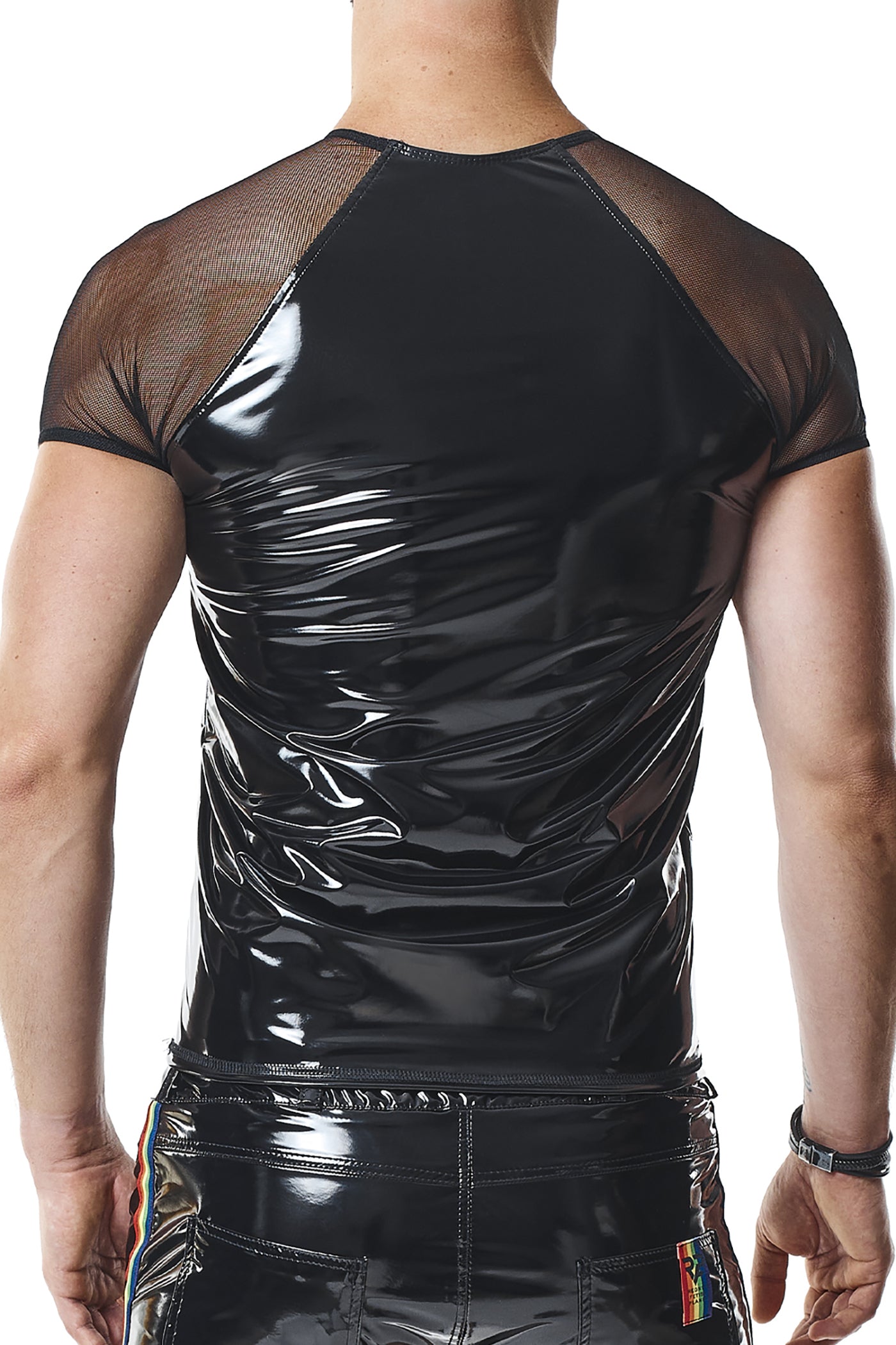 Die Rückansicht betont den figurnahen Schnitt des T-Shirts, der die Taille optisch schlanker wirken lässt.