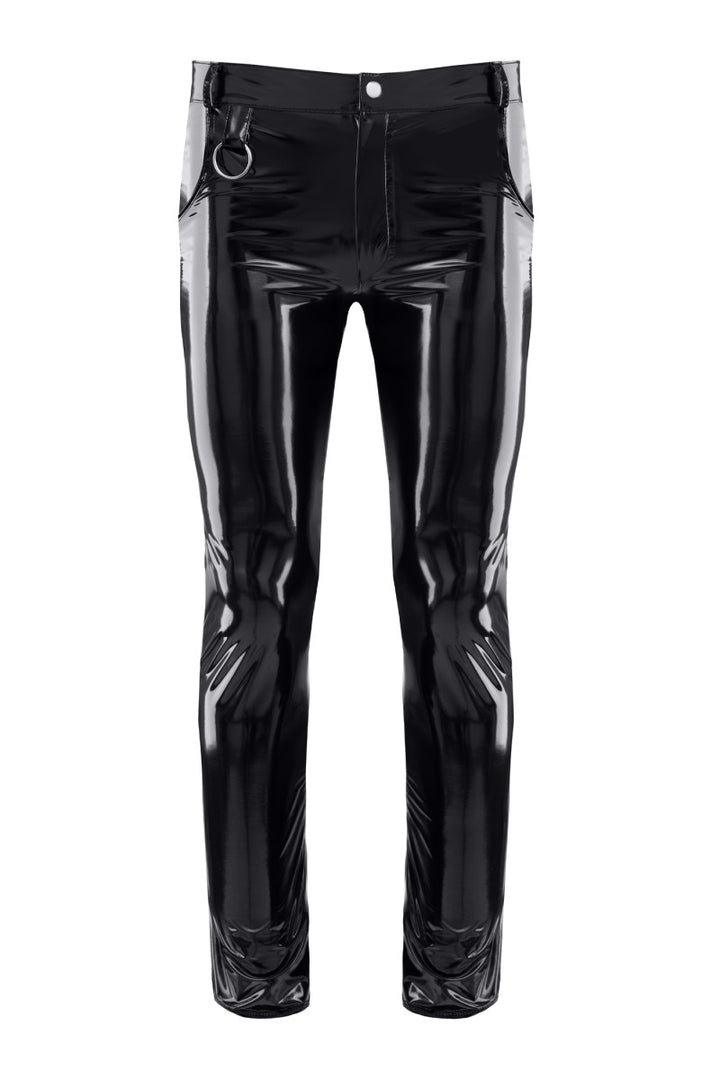 Maskulines Modell in der tiefsitzenden, schwarzen Regnes Fetish Planet Lackhose aus elastischem PVC.