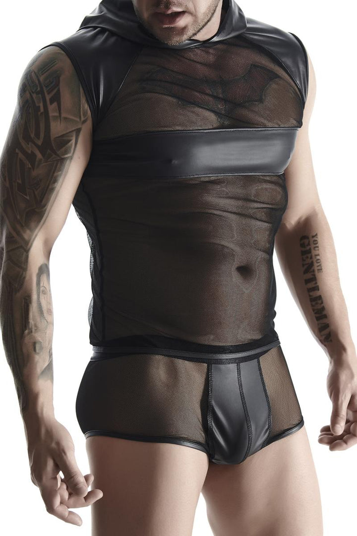Maskulines Modell im ärmellosen, transparenten Regnes Fetish Planet Netz-Kapuzenshirt für Männer.
