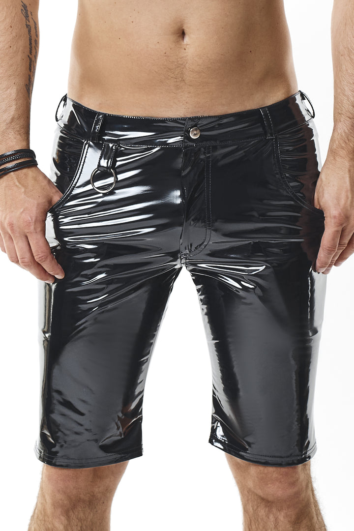 Athletisches Modell in den knappen, schwarzen Regnes Fetish Planet Herren Lack-Shorts Fabiano.