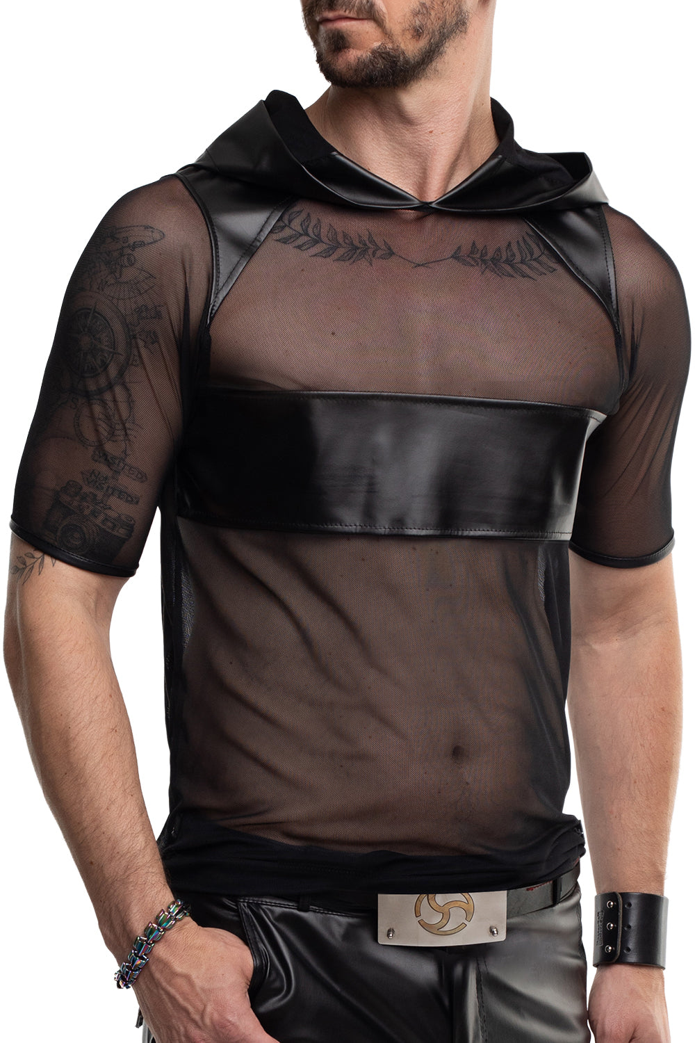Athletisches Modell im hautengen, schwarzen Regnes Fetish Planet RMIvo001 Kapuzen-Netzshirt.