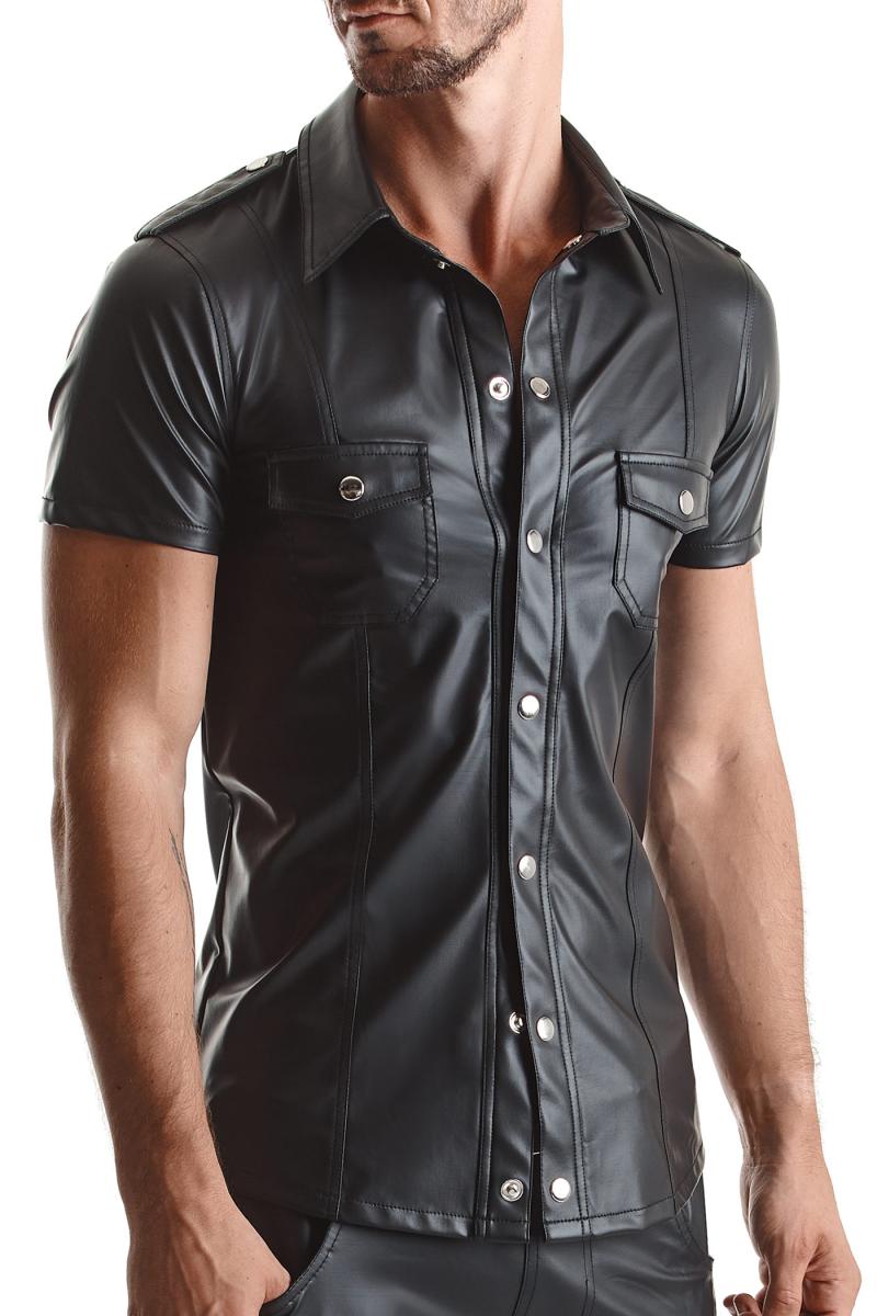 Maskulines Modell im figurbetonten, schwarzen Regnes Fetish Planet RMLuca001 Wetlook-Herrenhemd Luca