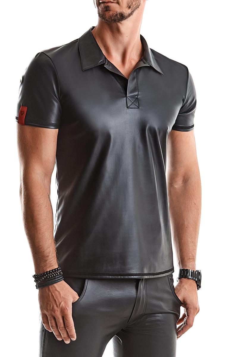 Maskulines Modell im figurbetonten, schwarzen Regnes Fetish Planet Romano Wetlook-Polo-Shirt.