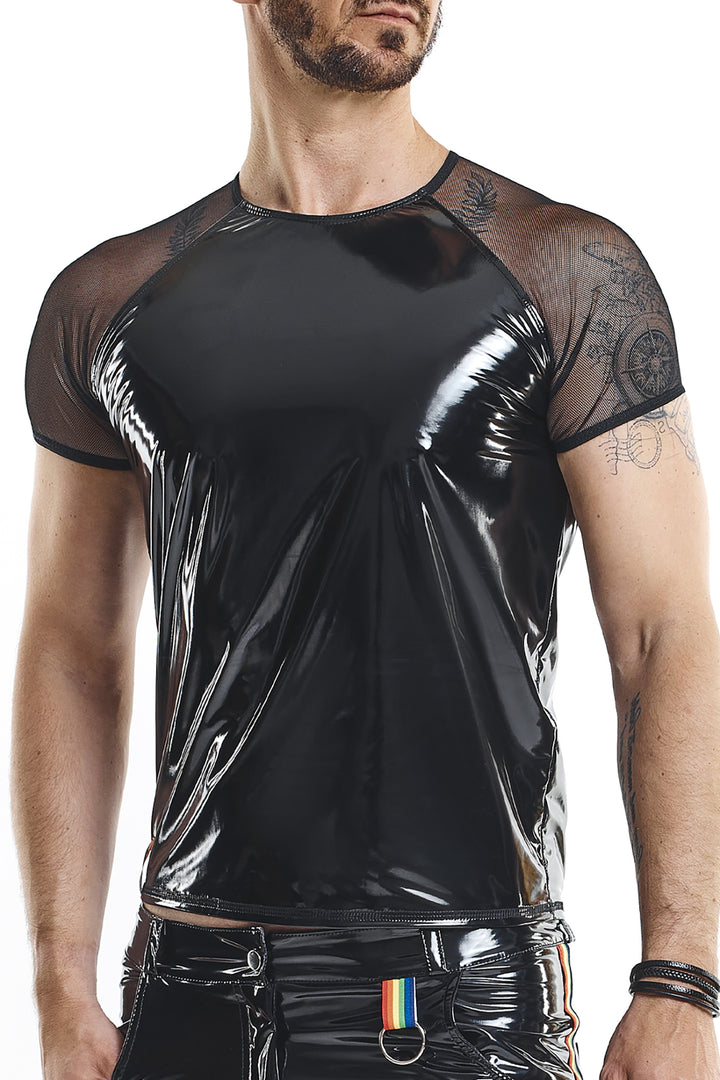Maskulines Modell im hautengen, schwarzen Regnes Fetish Planet Lack T-Shirt Sandro mit transparenten Netz-Ärmeln.