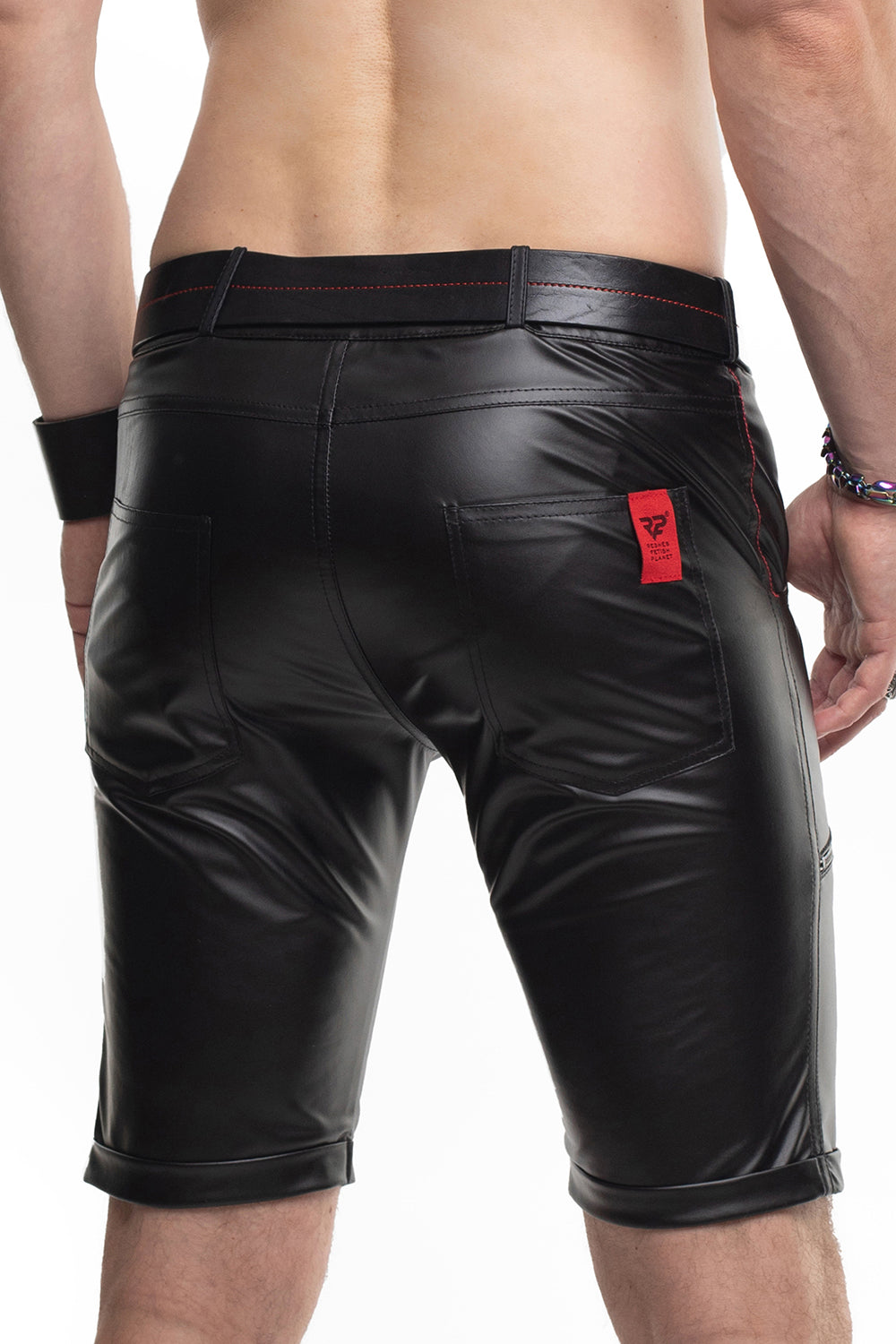 Rückansicht der Shorts mit Fokus auf die Gesäßtaschen und den roten Alcantara-Marken-Patch am Bund.