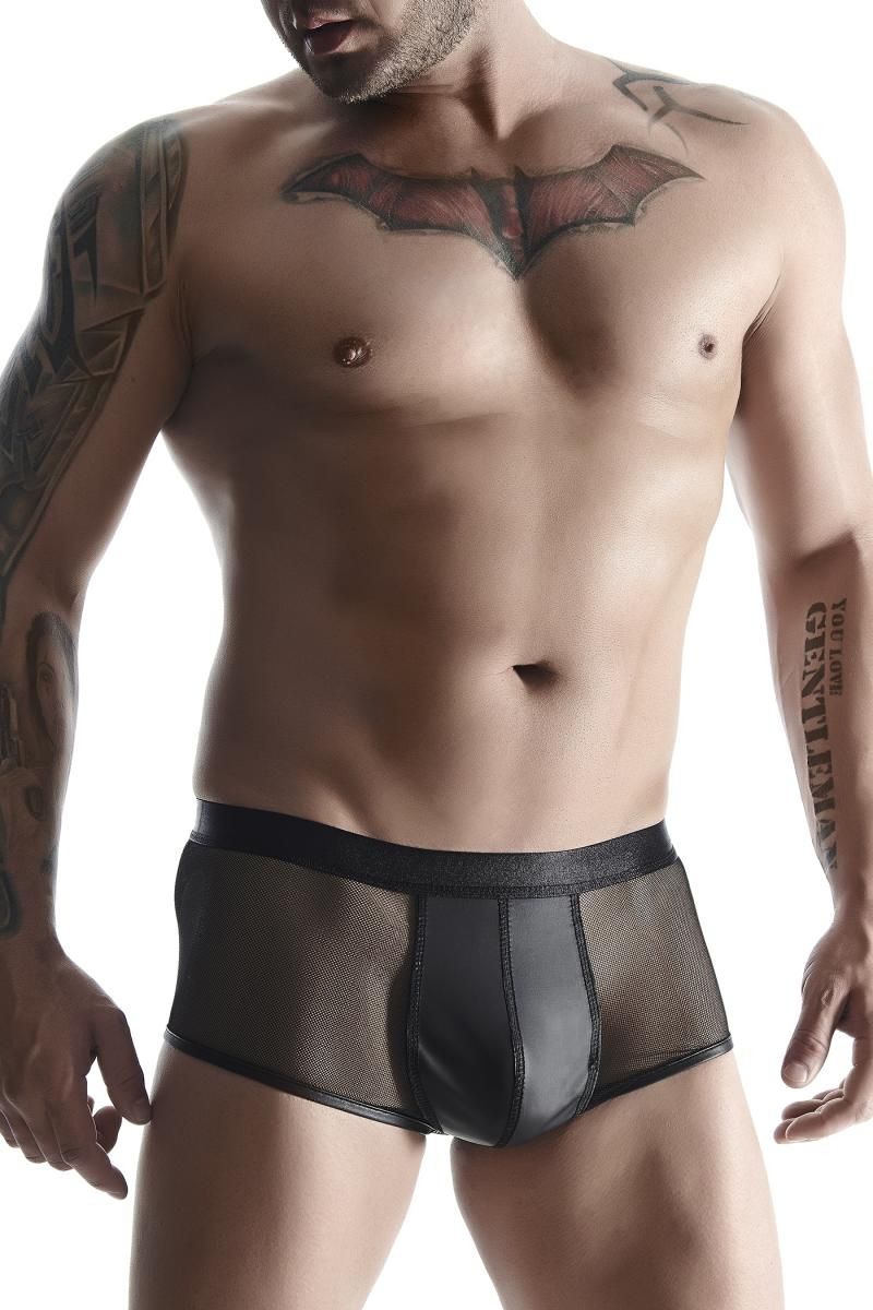 Maskulines Modell präsentiert die schwarzen Regnes RFP Herren-Shorts aus transparentem Netz und Wetlook.