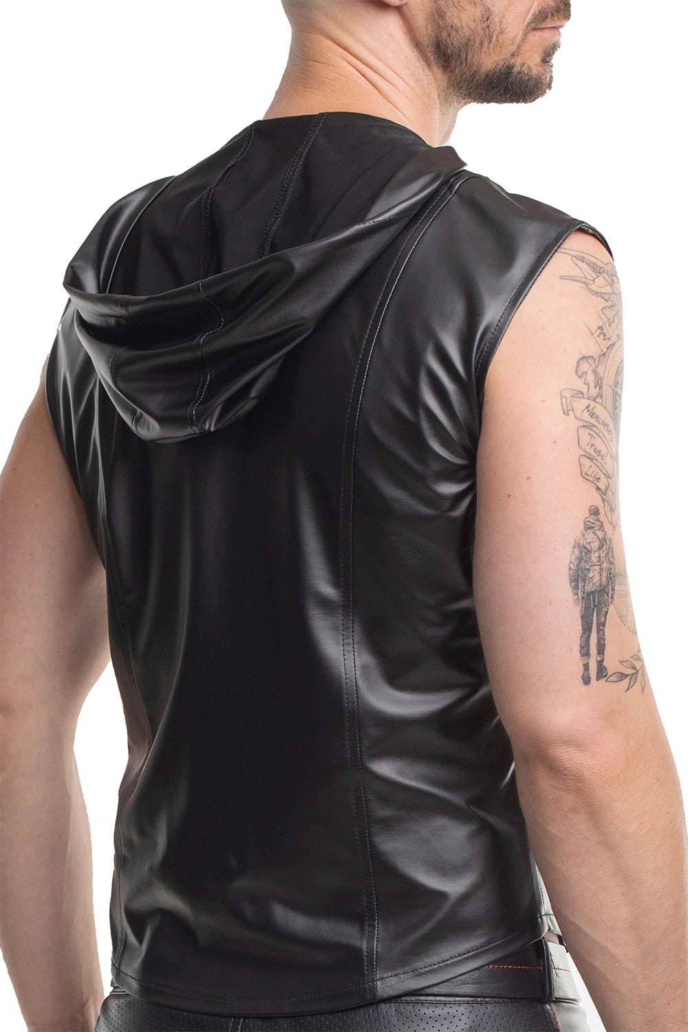 Detailansicht der Rückseite mit dem charakteristischen roten Alcantara-Label und den punktroten Signatur-Nähten.