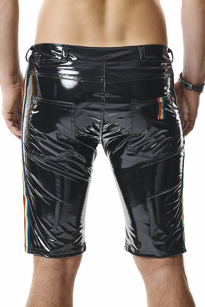 Die Frontalansicht der glänzenden Bikerpants zeigt die farbenfrohen LGBTQ+ Pride-Einsätze an den Seiten.