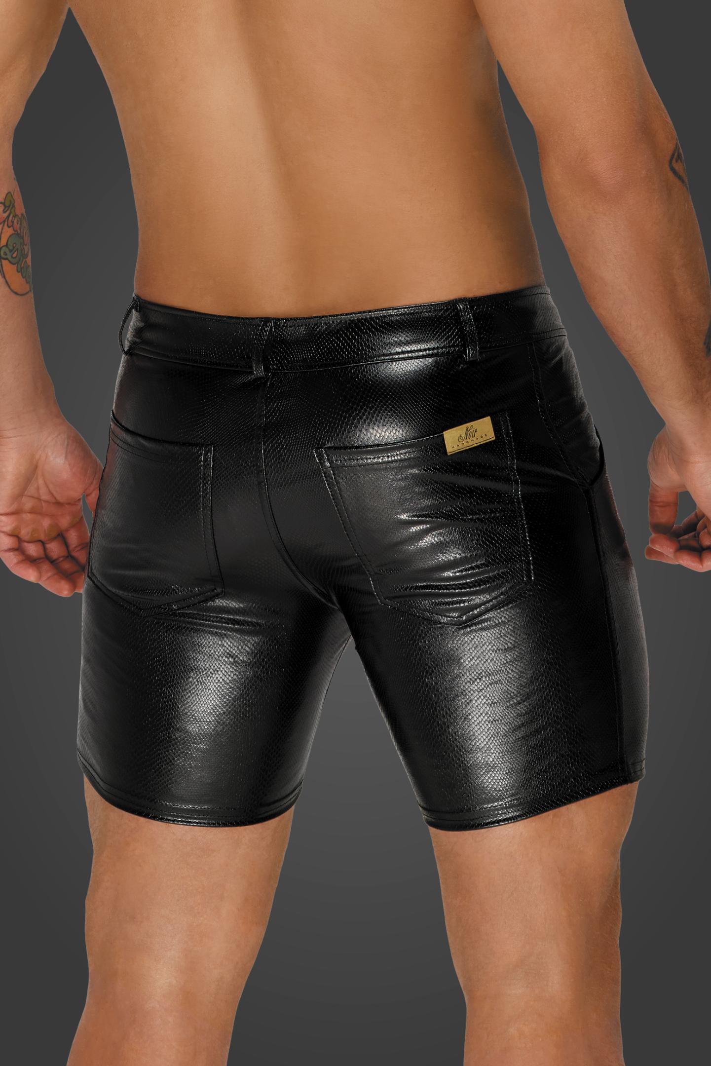 Rückansicht der Noir Handmade Wetlook-Hose zeigt die zwei tiefen Gesäßtaschen und den knackigen Sitz am Po.