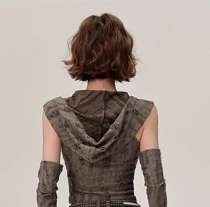 Modisches Sommer-Outfit für Frauen: figurbetontes Crop-Top mit Kapuze im Used-Look