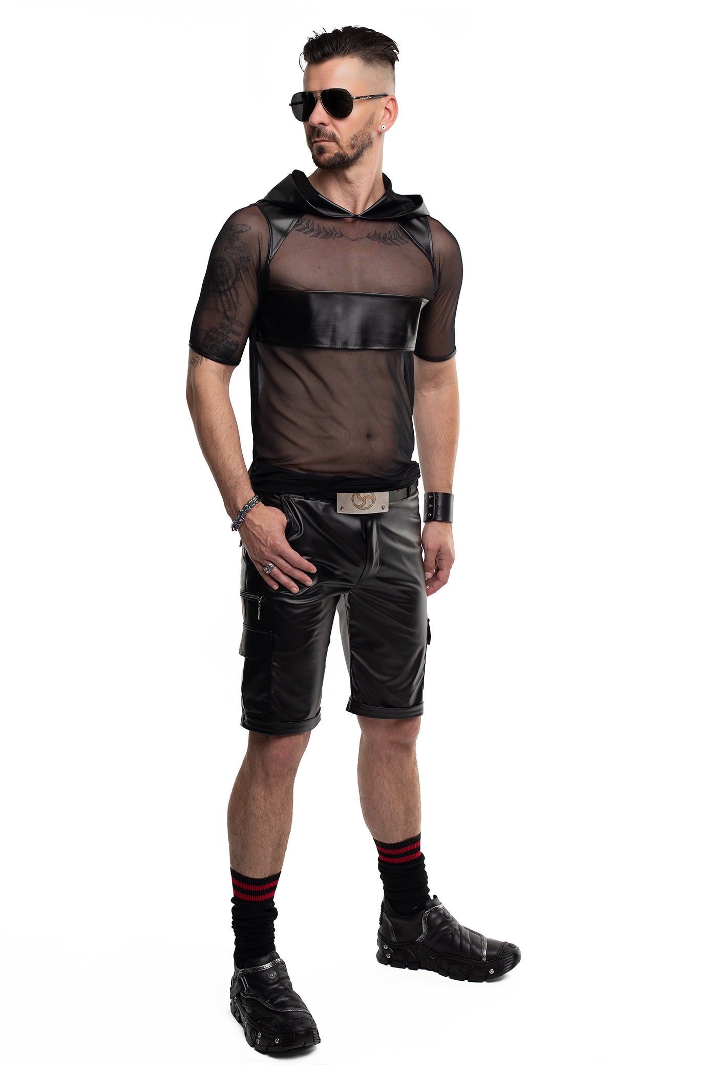 Die körpernahe Slim-Fit-Passform schmiegt sich perfekt an den Oberkörper an und betont Muskeln und Tattoos.
