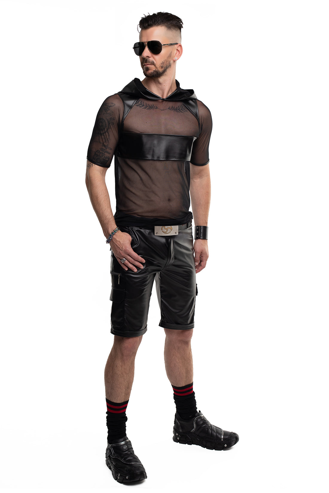 Die körpernahe Slim-Fit-Passform schmiegt sich perfekt an den Oberkörper an und betont Muskeln und Tattoos.