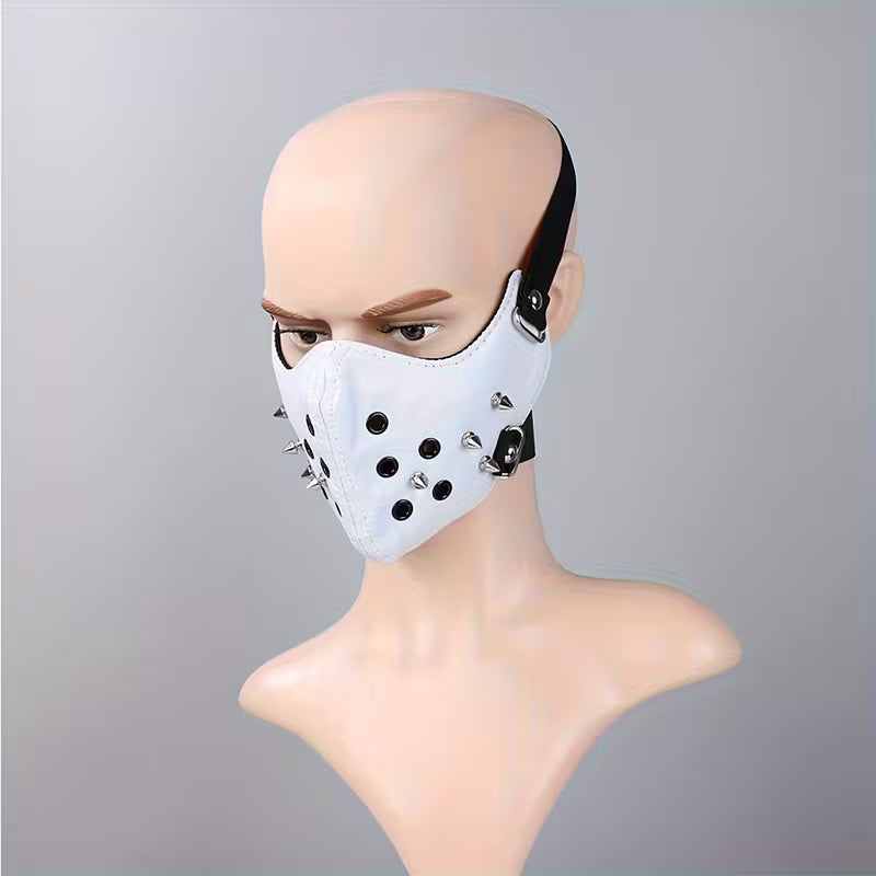 Fokus auf die Belüftungsösen der Streetstyle-Maske aus Kunstleder