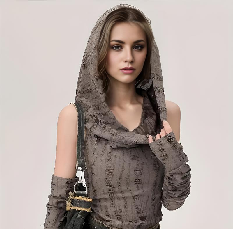 Frau trägt vintage-inspiriertes Kapuzen-Crop-Top mit zerrissenen Details und langen Ärmeln in Taupe