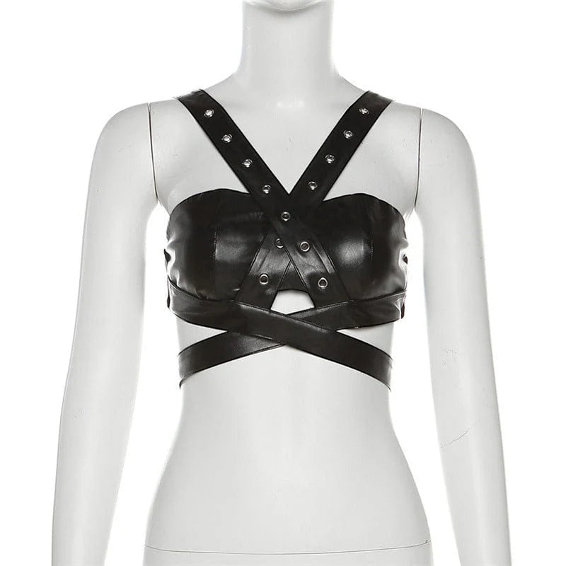 Model kombiniert das schwarze QR Garment Schmetterlings- oder Ösen-Bustier mit einer rockigen Gothic-Hose.